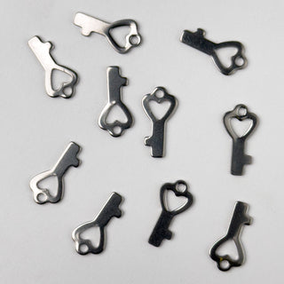 Charm in Acciaio Chiave con Cuore 16mm - 10 pz