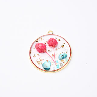 Ciondolo Boccioli Naturali Fucsia e Madreperla Azzurro Resinati Oro Tondo Ø 30mm - Artigianale