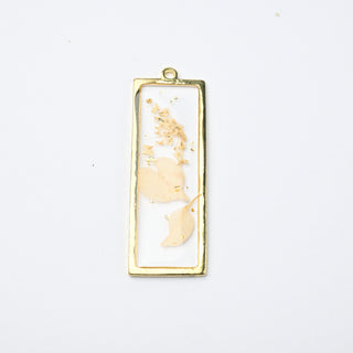 Ciondolo Petali Naturali Bianche, Gialle e Glitter Dorati Resinati Oro Rettangolo 42x15mm - Artigianale