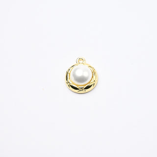 Ciondolo Petite in Ottone Perla Con Cornice Martellata Oro 10mm