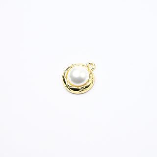 Ciondolo Petite in Ottone Perla Con Cornice Martellata Oro 10mm