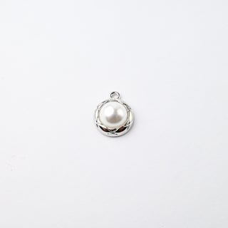Ciondolo Petite in Ottone Perla Con Cornice Martellata Argento 10mm