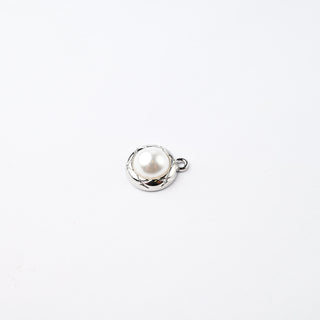 Ciondolo Petite in Ottone Perla Con Cornice Martellata Argento 10mm