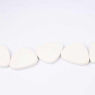 Perle in Resina Artigianali Triangolo Piatto Bianco 40x32mm