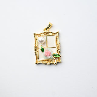 Ciondolo "Finestra sul Giardino" con Rosa e Perla Rettangolare 22x17mm - Artigianale