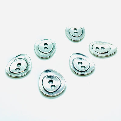 Bottone gioiello mm. 24, in metallo colore argento, fiore bianco sm